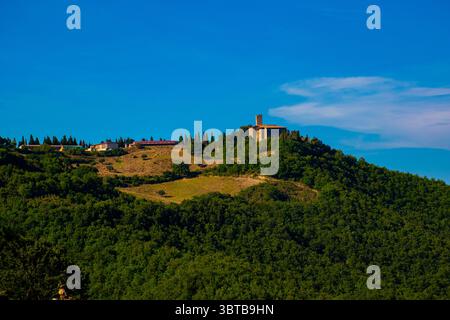 Blick auf Assisi und den Hügeln rund um die Stadt während der Reise des Heiligen Franziskus auf einen herrlichen Sommertag Stockfoto