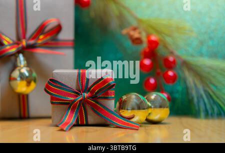 Auswahl an weihnachtsgeschenken und -Geschenken auf Holztisch. Weihnachten oder Happy New Year Festival Konzept. Stockfoto
