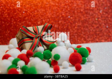 Frohe Weihnachten und frohe Feiertage Mutter, Vater und Tochter bereiten Weihnachtsgeschenke vor. Seitenansicht. Weihnachtliche Familientraditionen. Stockfoto