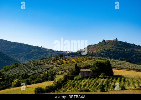 Blick auf Assisi und den Hügeln rund um die Stadt während der Reise des Heiligen Franziskus auf einen herrlichen Sommertag Stockfoto