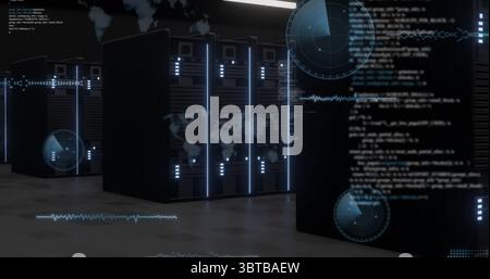Im Rechenzentrum leuchtende Server-Racks mit LED-Statusleuchten, Netzwerk-Switches und Code-Overlays Stockfoto