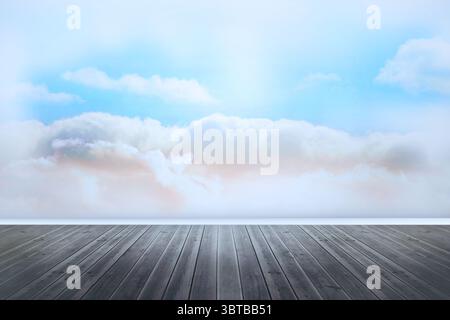 Holzdielen-Bodenplattform wird in flachem Design-Studio-Set mit Wolkenmuster-Hintergrund gezeigt Stockfoto