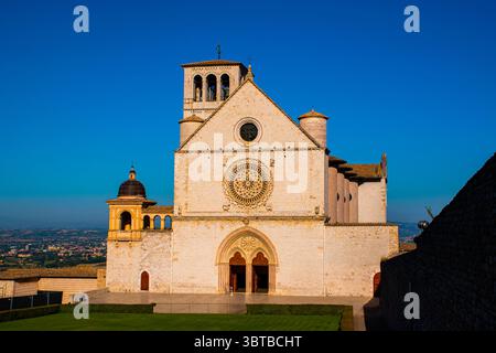 Basilika von Assisi Klassische Ansicht der berühmten Basilika des Hl. Franziskus von Assisi Basilika Papale di San Francesco in schönen Sommer Sonnenaufgang mit blauer Himmel Stockfoto