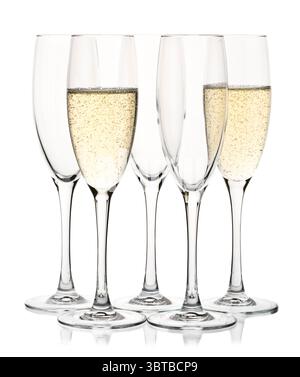 Fünf Sektgläser gefüllt mit goldenem Champagner nebeneinander isolieren auf weißem Hintergrund Stockfoto