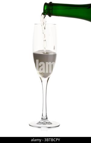 Gießen von Champagner in Sektglas isoliert auf weißem Hintergrund Stockfoto