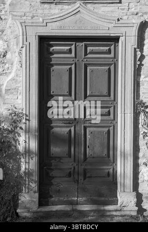 Alte Holztür zwischen antiken Rahmen in Schwarz und Weiß Stockfoto