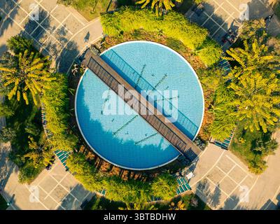 Blick von oben auf einen Pool mit landschaftlich gestalteter Umgebung Stockfoto