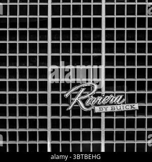 Riviera by Buick Grill-Logo. Vintage-Emblem „Riviera by Buick“ auf silbernem Gittergitter aus nächster Nähe. Konzept des Buick-Brandings, Retro-Kühlergrill Stockfoto