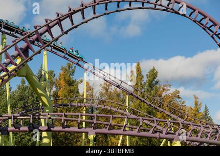 Achterbahnschienen auf Attraktion in einem Kinderpark Stockfoto