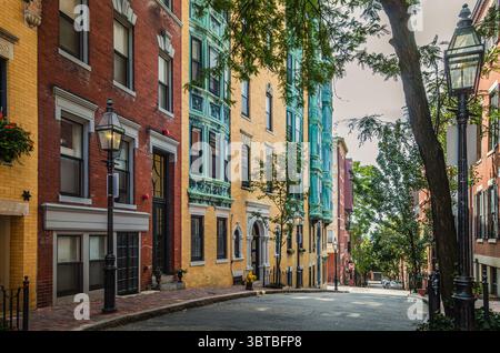 Straße in Beacon Hill mit historischen Ziegelhäusern, Boston, Massachusetts, USA Stockfoto