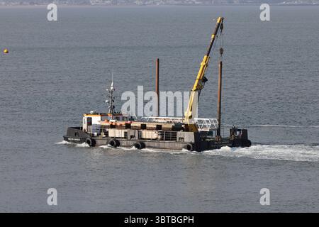 Die selbstfahrende Lastkahn- und Arbeitsplattform WALCON WARRIOR, die durch den Solent fährt Stockfoto