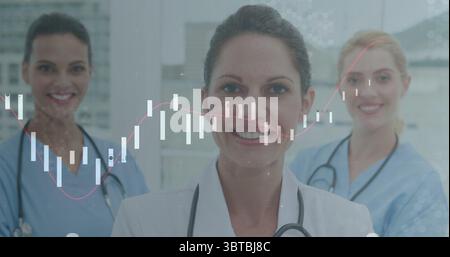 Untersuchungsarzt im Weißmantel und Stethoskop, das Datendiagramm in der Klinik studiert, mit Schwestern in Peelings Stockfoto