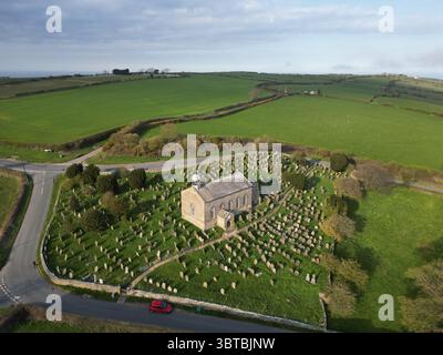 Historischer Friedhof der alten St. Stephans Kirche. Stillgelegte anglikanische Kirche in Fylingdales mit Blick auf Robin Hood's Bay, North Yorkshire. Stockfoto