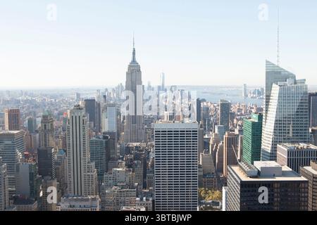 Empire State Building wird in Vektorflaches Design mit One World Trade Center, Fluss dargestellt Stockfoto