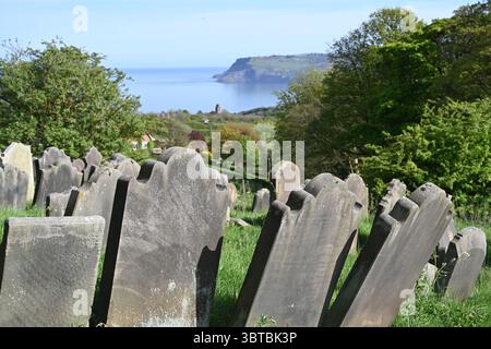 Historischer Friedhof der alten St. Stephans Kirche. Stillgelegte anglikanische Kirche in Fylingdales mit Blick auf Robin Hood's Bay, North Yorkshire. Stockfoto