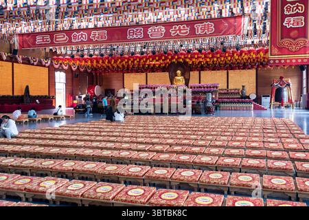 Gebetshalle, Gebetsraum der Mönche, Longhua-Tempel, Shanghai, Volksrepublik China mcpins *** Gebetssaal, Mönchsgebetsraum, Longhua-Tempel, Shanghai, Stockfoto