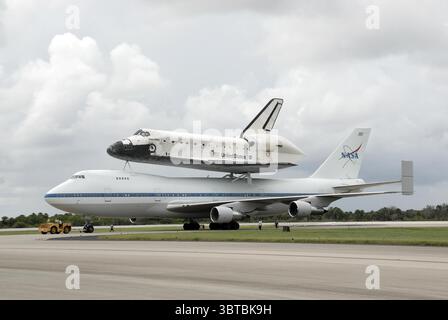 Das Boeing 747 Shuttle Carrier Flugzeug (kurz SCA) mit dem Space Shuttle Discovery auf der Oberseite ist bereit für den Abschleppbetrieb von der Landebahn 1 der Shuttle Landing Facility Stockfoto