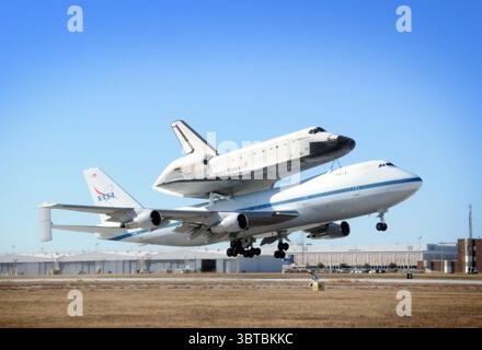 Das Space Shuttle Endeavour auf einer modifizierten Boeing 747 fährt mit dem Taxi zur Start- und Landebahn der Naval Air Station Joint Reserve Base in Fort Worth, Texas. Der Aircr Stockfoto