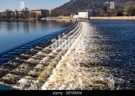 Rapids auf der Moldau, Damm mit historischen Gebäuden, Wald und Hügel. Prag, Tschechische republik. Stockfoto