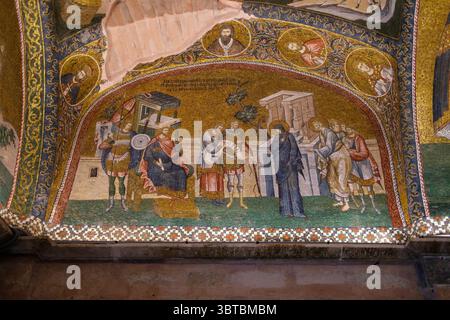Türkei: Mosaik „Enrollment for Tax“, Äußerer Narthex (Eingangshalle), Kirche des Heiligen Erlösers in Chora (Kariye-Moschee), ursprünglich eine orthodoxe christliche Kirche in Istanbul. Die Kirche Chora wurde ursprünglich Anfang des 4. Jahrhunderts erbaut und stand außerhalb der Stadtmauern von Konstantinopel. Die wunderschönen Mosaiken und Fresken stammen aus dem frühen 14. Jahrhundert und wurden von dem mächtigen byzantinischen griechischen Staatsmann Theodore Metochites geschaffen. Stockfoto