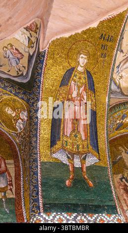 Türkei: Heiliges Mosaik, Äußerer Narthex (Eingangshalle), Kirche des Heiligen Erlösers in Chora (Kariye-Moschee), ursprünglich eine orthodoxe christliche Kirche in Istanbul. Die Kirche Chora wurde ursprünglich Anfang des 4. Jahrhunderts erbaut und stand außerhalb der Stadtmauern von Konstantinopel. Die wunderschönen Mosaiken und Fresken stammen aus dem frühen 14. Jahrhundert und wurden von dem mächtigen byzantinischen griechischen Staatsmann Theodore Metochites geschaffen. Stockfoto