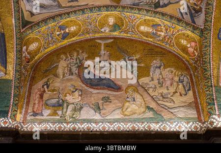 Türkei: Mosaik „die Geburt Christi“, Äußerer Narthex (Eingangshalle), Kirche des Heiligen Erlösers in Chora (Kariye-Moschee), ursprünglich eine orthodoxe christliche Kirche, Istanbul. Die Kirche Chora wurde ursprünglich Anfang des 4. Jahrhunderts erbaut und stand außerhalb der Stadtmauern von Konstantinopel. Die wunderschönen Mosaiken und Fresken stammen aus dem frühen 14. Jahrhundert und wurden von dem mächtigen byzantinischen griechischen Staatsmann Theodore Metochites geschaffen. Stockfoto