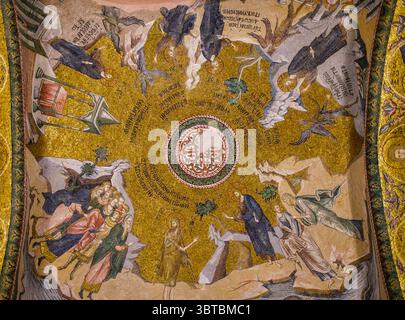 Türkei: Mosaike „die Taufe Christi“ (unten) und „die Versuchung Christi“ (oben), Äußerer Narthex (Eingangshalle), Kirche des Heiligen Erlösers in Chora (Kariye-Moschee), ursprünglich eine orthodoxe christliche Kirche, Istanbul. Die Kirche Chora wurde ursprünglich Anfang des 4. Jahrhunderts erbaut und stand außerhalb der Stadtmauern von Konstantinopel. Die wunderschönen Mosaiken und Fresken stammen aus dem frühen 14. Jahrhundert und wurden von dem mächtigen byzantinischen griechischen Staatsmann Theodore Metochites geschaffen. Stockfoto
