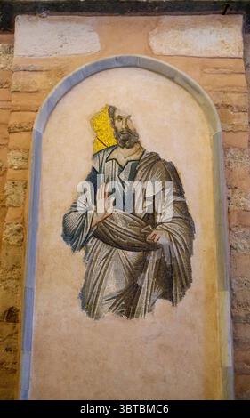 Türkei: Mosaik, Äußerer Narthex (Eingangshalle), Kirche des Heiligen Erlösers in Chora (Kariye-Moschee), ursprünglich eine orthodoxe christliche Kirche in Istanbul. Die Kirche Chora wurde ursprünglich Anfang des 4. Jahrhunderts erbaut und stand außerhalb der Stadtmauern von Konstantinopel. Die wunderschönen Mosaiken und Fresken stammen aus dem frühen 14. Jahrhundert und wurden von dem mächtigen byzantinischen griechischen Staatsmann Theodore Metochites geschaffen. Stockfoto