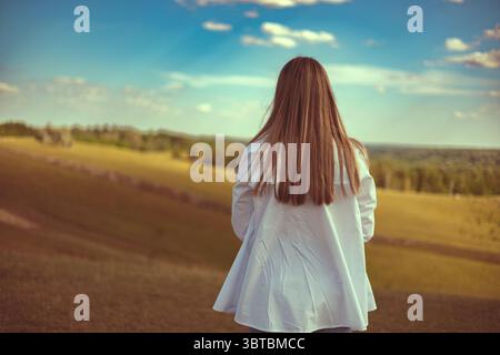 Sorglose Frau genießt den sonnigen Sommertag und atmet frische Luft. Stockfoto