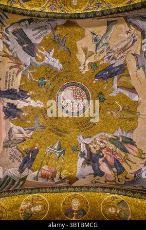 Türkei: Mosaike „die Versuchung Christi“ (links) und „die Taufe Christi“ (rechts), Äußerer Narthex (Eingangshalle), Kirche des Heiligen Erlösers in Chora (Kariye-Moschee), ursprünglich eine orthodoxe christliche Kirche, Istanbul. Die Kirche Chora wurde ursprünglich Anfang des 4. Jahrhunderts erbaut und stand außerhalb der Stadtmauern von Konstantinopel. Die wunderschönen Mosaiken und Fresken stammen aus dem frühen 14. Jahrhundert und wurden von dem mächtigen byzantinischen griechischen Staatsmann Theodore Metochites geschaffen. Stockfoto