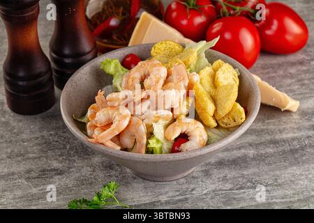 Leckerer caesar-Salat mit Garnelen und Eisberg Stockfoto