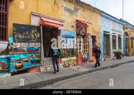 Ausstellung von Gemälden vor einem Kunstgeschäft in Getsemani, Cartagena, Abteilung Bolívar, Kolumbien Stockfoto
