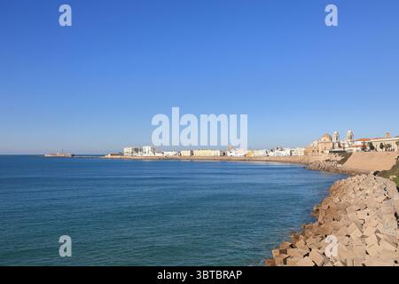 Der Blick entlang der Uferpromenade in der spanischen Stadt Cadiz. Der Blick ist vom Paseo Martimo de Cdiz, einer Uferpromenade. Stockfoto