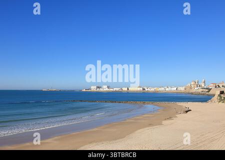 Der Blick entlang der Uferpromenade in der spanischen Stadt Cadiz. Der Blick ist vom Paseo Martimo de Cdiz, einer Uferpromenade. Stockfoto
