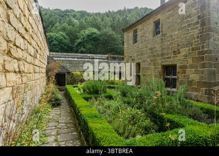 Gärten und Herrenhaus auf dem Gelände von Mount Grace Priory, Northallerton, Yorkshire, Großbritannien Stockfoto
