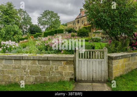 Gärten und Herrenhaus auf dem Gelände von Mount Grace Priory, Northallerton, Yorkshire, Großbritannien Stockfoto