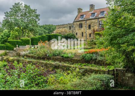 Gärten und Herrenhaus auf dem Gelände von Mount Grace Priory, Northallerton, Yorkshire, Großbritannien Stockfoto