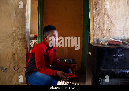 29. Juli 2020, Johannesburg, Gauteng, Südafrika: Ein Bewohner des Soweto Hostel nimmt Hilfe des Herds, um ihn für den Winter zu erwärmen. (Bild: © Manash das/ZUMA Wire) Stockfoto