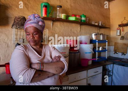 29. Juli 2020, Johannesburg, Gauteng, Südafrika: Ein Bewohner des Soweto Hostel erklärt die Schwierigkeiten, das Haus aufgrund einer Pandemie zu führen (Bild: © Manash das/ZUMA Wire) Stockfoto