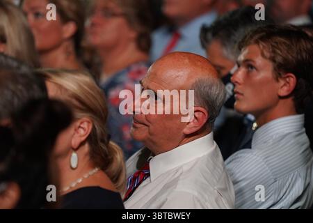 27. August 2020, Washington, District of Columbia, USA: US-Abgeordneter Louie Gohmert (Repräsentant von Texas) erwartet die Ankunft von US-Präsident Donald J. Trump, der die Nominierung des republikanischen Präsidenten 2020 während seiner Ansprache auf dem Republikanischen Nationalkongress vom South Lawn im Weißen Haus in Washington, DC am Donnerstag, den 27. August 2020 formell annehmen wird (Kreditbild: © Leigh Vogel - Pool via CNP/CNP via ZUMA Wire) Stockfoto