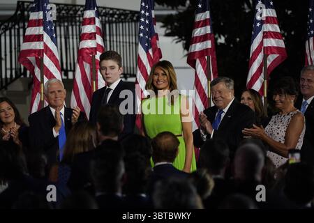 27. August 2020, Washington, District of Columbia, USA: BARON TRUMP und First Lady MELANIA TRUMP auf der Bühne, nachdem Präsident Trump die Nominierung des republikanischen Präsidentschaftskandidaten 2020 während seiner Ansprache auf dem South Lawn des Weißen Hauses in Washington formell angenommen hatte. Von links nach rechts: KAREN PENCE, US-Vizepräsident MIKE PENCE, VIKTOR KNAVS und AMALIJA KNAVS. (Bild: © Erin Scott-Pool/CNP via ZUMA Wire) Stockfoto