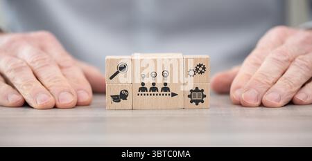 Holzblöcke mit Symbol für Weiterbildungskonzept Stockfoto