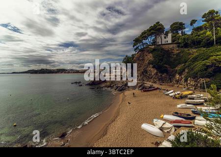 29. August 2020, Lloret de Mar, Katalonien, Spanien: Die Strände von Lloret de Mar, einer der touristischen Hochburgen der Costa Brava, sind fast leer, da die Temperaturen am letzten August-Samstag nach der bisher kompliziertesten Jahreszeit in der Geschichte dieser Region, die durch die massive Abwesenheit internationaler Touristen aufgrund der Coronavirus-Krise verursacht wurde, spürbar sanken. (Foto: © Matthias Oesterle/ZUMA Wire) Stockfoto