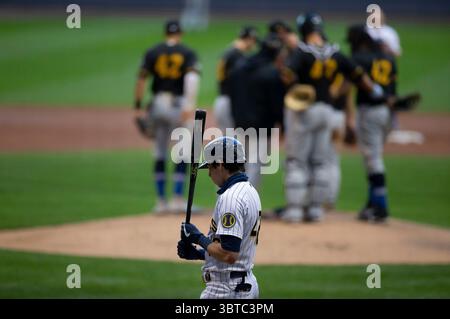 29. August 2020: Pittsburgh Pirates diskutieren auf dem Hügel, wie sie im Miller Park in Milwaukee, WI, gegen den rechten Feldspieler Christian Yelich #42 der Milwaukee Brewers im Major League Baseballspiel zwischen den Milwaukee Brewers und den Pittsburgh Pirates antreten werden. John Fisher/CSM(Credit Image: &Copy; John Fisher/CSM via ZUMA Wire) Stockfoto