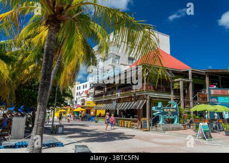Bars und Restaurants an der Promenade von Philipsburg, Karibikreisen, Insel Sint Maarten (Saint Martin), Niederländisch-Westindien Stockfoto