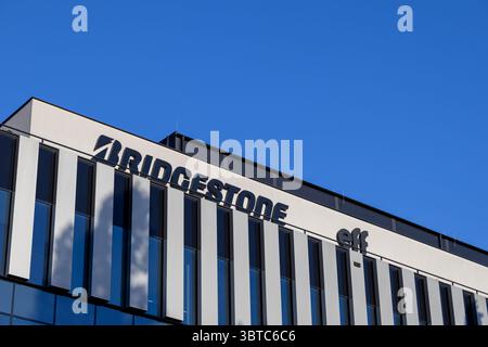 Posen, Polen – 30. Juni 2025: Bridgestones modernes Firmengebäude mit einem auffälligen Logo, das seine führende Rolle im Automobilbereich symbolisiert Stockfoto