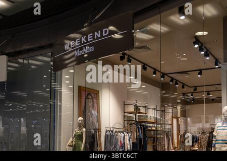 Poznan, Polen - 30. Juni 2025: Ausstellung des Modegeschäfts MaxMara AM WOCHENENDE mit eleganter Kleidung und Schaufensterpuppen im Inneren, die zeitgenössischen Stil widerspiegeln Stockfoto