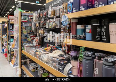 Posen, Polen - 30. Juni 2025: In dieser lebhaften Ladenszene werden verschiedene ansprechende Waren präsentiert, darunter einzigartige Souvenirmagnete, stilvolle Flaschen, Stockfoto