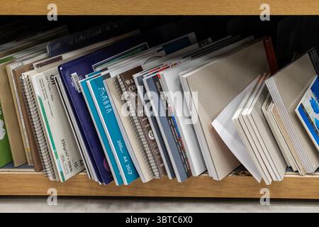 Posen, Polen - 30. Juni 2025: Organisierte Kunstblöcke und Skizzenbücher mit Spezifikationen für Öl, Aquarell und Papiergewicht, nützlich für kreative Zwecke Stockfoto