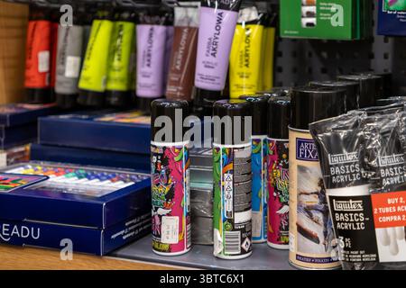 Posen, Polen – 30. Juni 2025: Lebendige Kunstmaterialien, darunter Acrylfarben, Sprühdosen und Kunstkits, werden zur Inspiration der Kreativität gezeigt Stockfoto